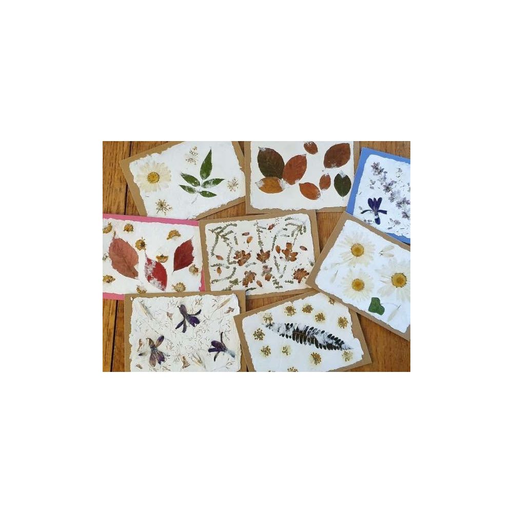 Magie des cartes artisanales : fabrication et inclusions de végétaux.